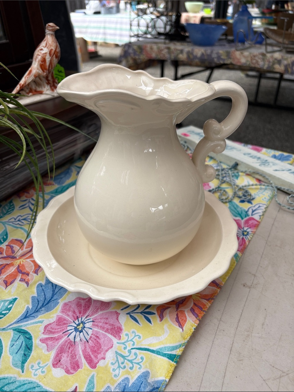 Cream Ceramic Pitcher and Basin Set - Elegant Scalloped Design